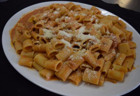 Vodka Rigatoni Mezze | Cossetta Eventi